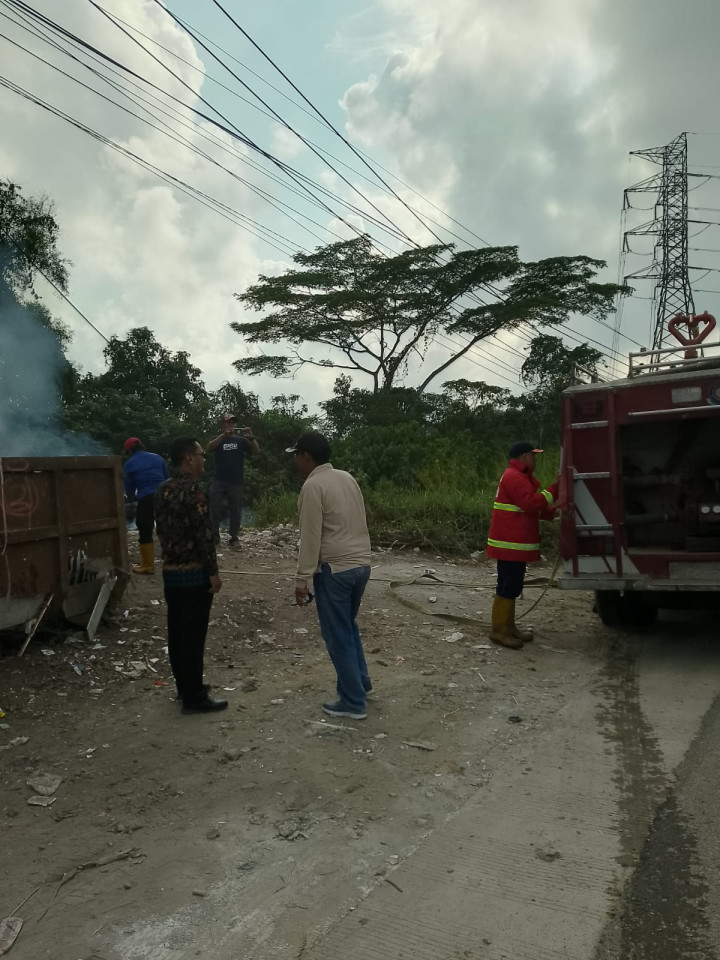 Penanganan Kebakaran Lahan di dekat TPA Pelita 8 Sambutan