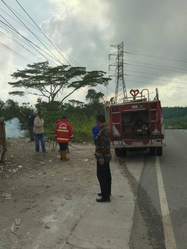 Penanganan Kebakaran Lahan di dekat TPA Pelita 8 Sambutan