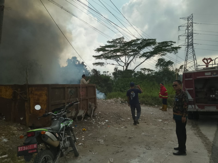 Penanganan Kebakaran Lahan di dekat TPA Pelita 8 Sambutan