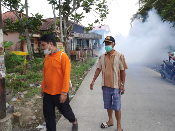 Fogging di wilayah RT 10 Kel. Sambutan