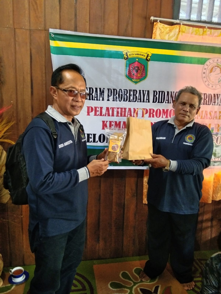 Probebaya Pemberdayaan Pelatihan Promosi Pemasaran dan Kemasan Produk UMKM RT 18