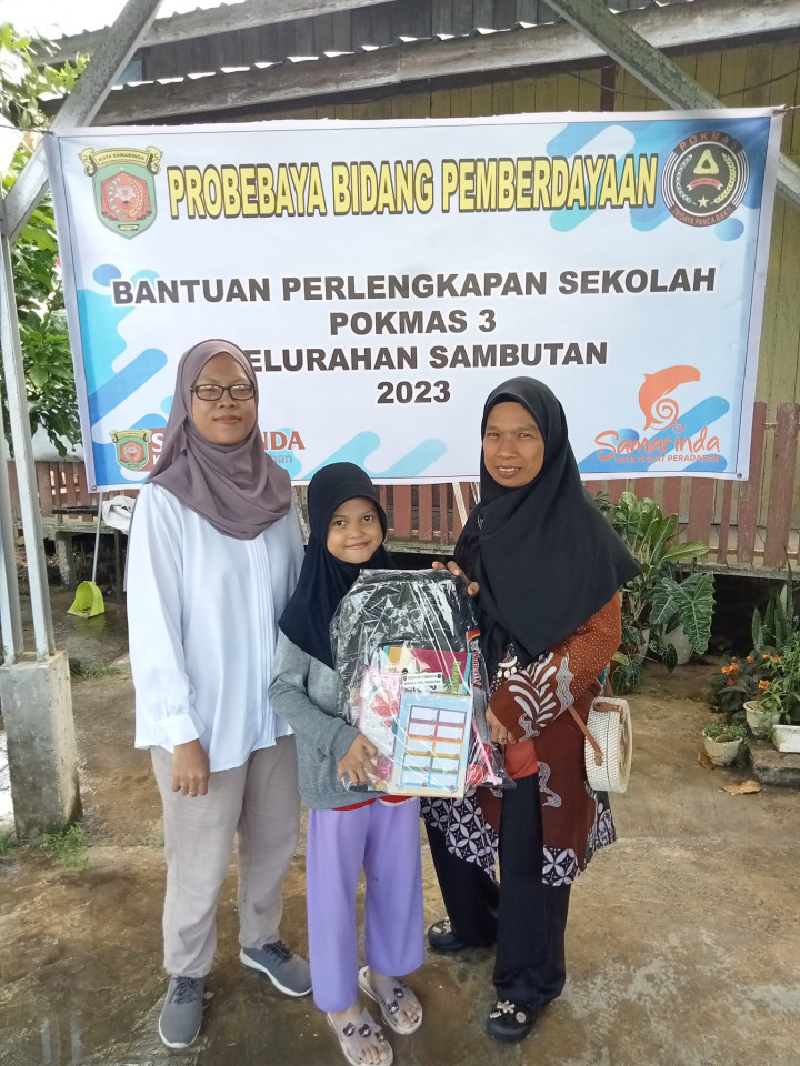 Probebaya bidang Pemberdayaan POKMAS 3 Penyerahan Bantuan Peralatan Sekolah