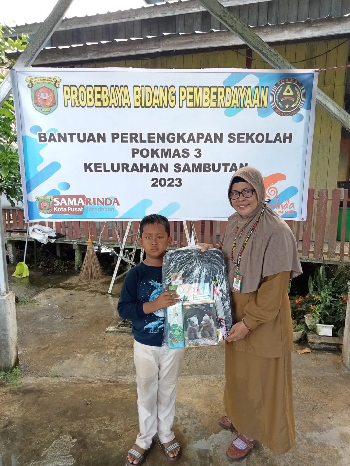Probebaya bidang Pemberdayaan POKMAS 3 Penyerahan Bantuan Peralatan Sekolah