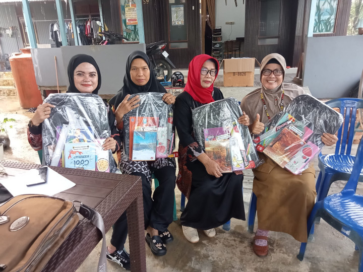 Probebaya bidang Pemberdayaan POKMAS 3 Penyerahan Bantuan Peralatan Sekolah