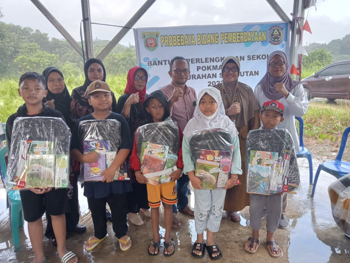 Probebaya bidang Pemberdayaan POKMAS 3 Penyerahan Bantuan Peralatan Sekolah