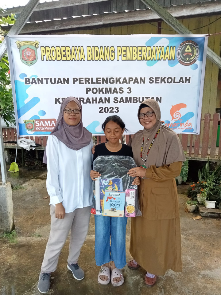 Probebaya bidang Pemberdayaan POKMAS 3 Penyerahan Bantuan Peralatan Sekolah
