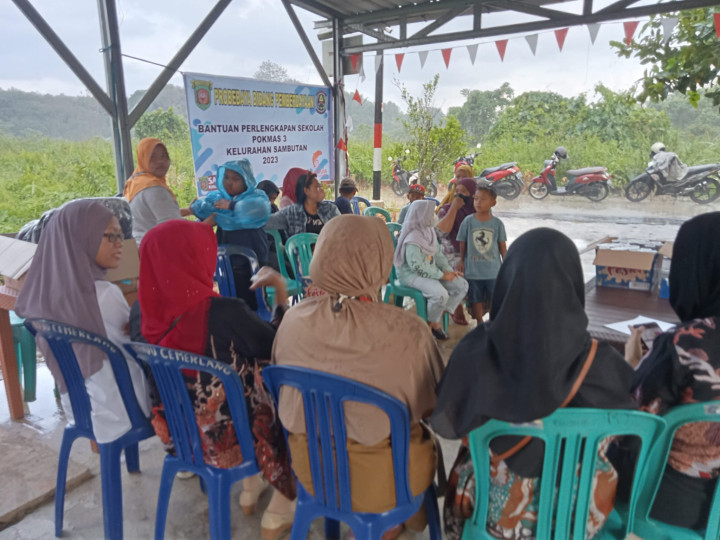 Probebaya bidang Pemberdayaan POKMAS 3 Penyerahan Bantuan Peralatan Sekolah