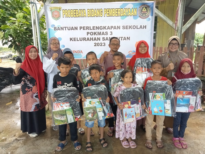 Probebaya bidang Pemberdayaan POKMAS 3 Penyerahan Bantuan Peralatan Sekolah