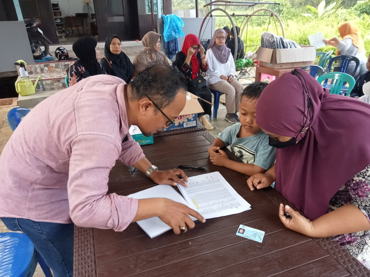 Probebaya bidang Pemberdayaan POKMAS 3 Penyerahan Bantuan Peralatan Sekolah