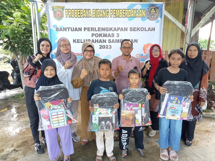 Probebaya bidang Pemberdayaan POKMAS 3 Penyerahan Bantuan Peralatan Sekolah