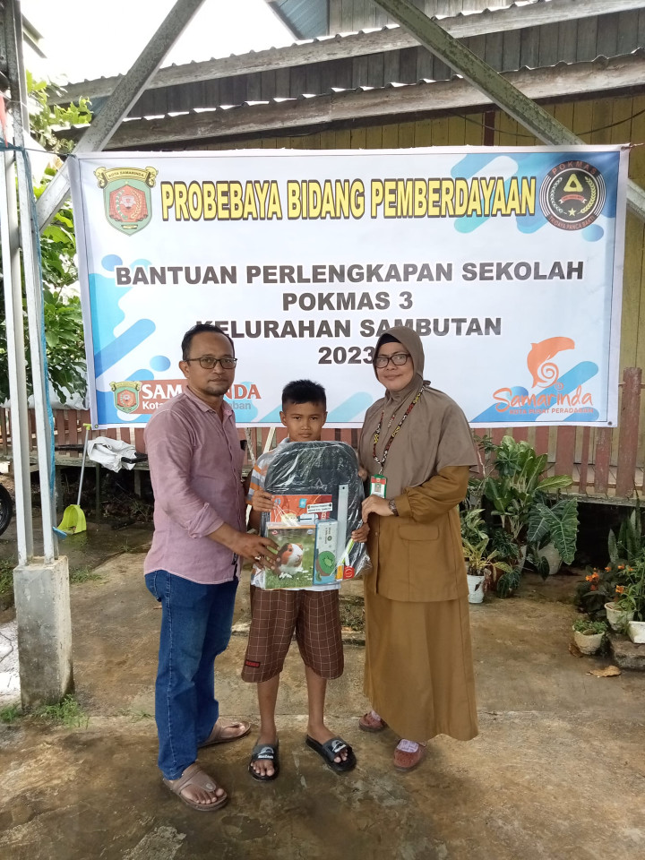 Probebaya bidang Pemberdayaan POKMAS 3 Penyerahan Bantuan Peralatan Sekolah