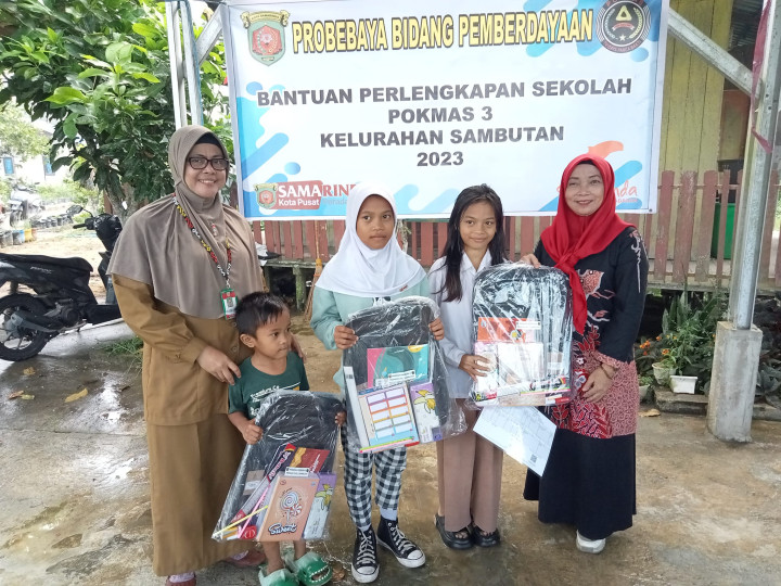 Probebaya bidang Pemberdayaan POKMAS 3 Penyerahan Bantuan Peralatan Sekolah