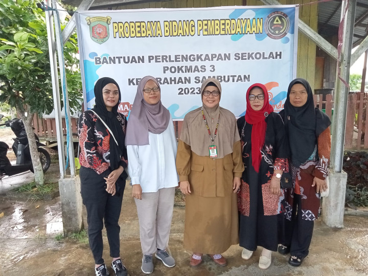 Probebaya bidang Pemberdayaan POKMAS 3 Penyerahan Bantuan Peralatan Sekolah