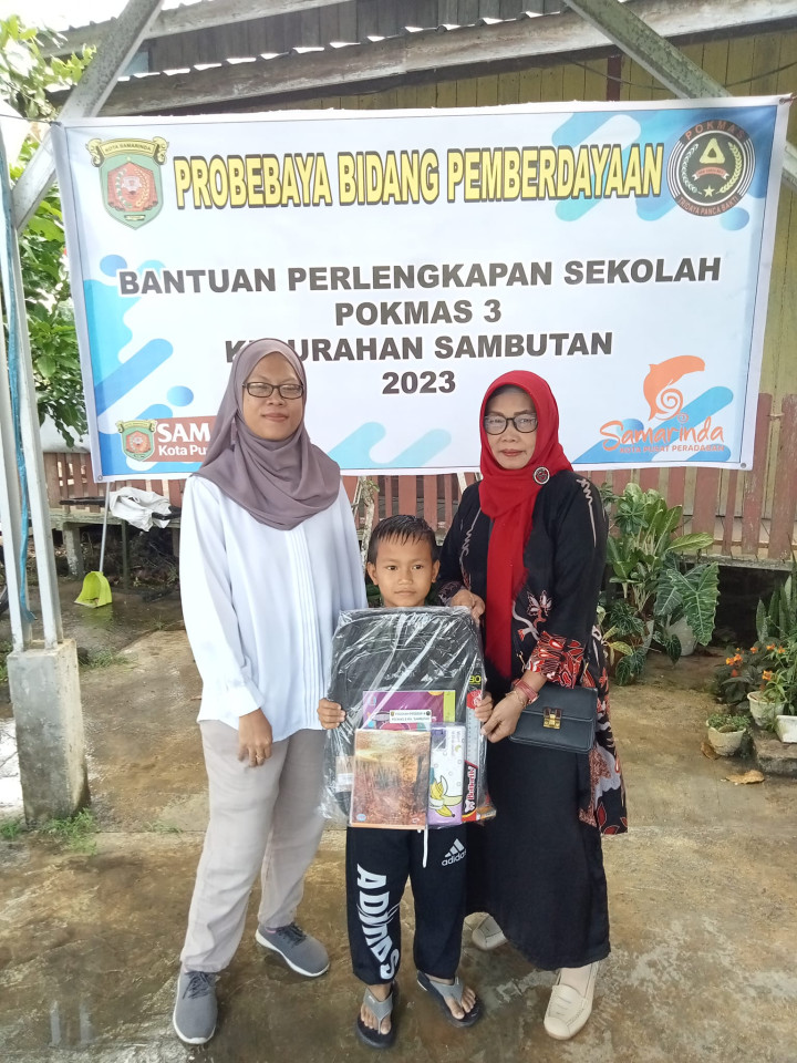 Probebaya bidang Pemberdayaan POKMAS 3 Penyerahan Bantuan Peralatan Sekolah