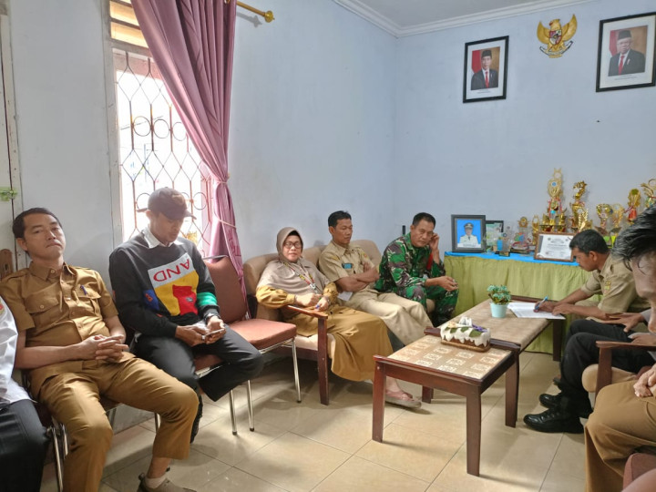 Rapat Staf Kelurahan Sambutan tentang Pelayanan Kelurahan Digital