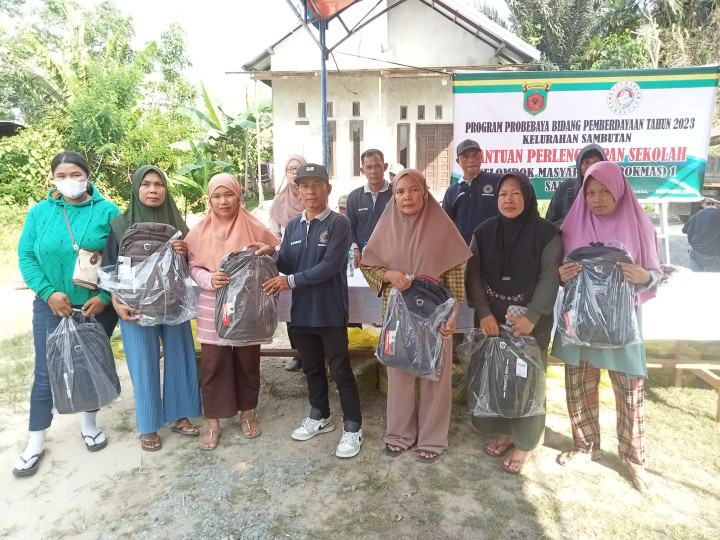 Program probebaya bidang pemberdayaan masyarakat pokmas 1 tahun 2023 Penyerahan Bantuan Perlengkapan Sekolah