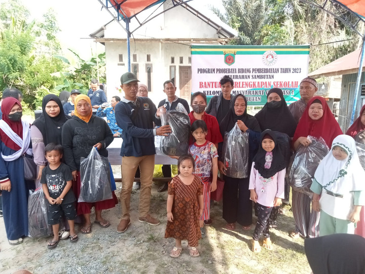 Program probebaya bidang pemberdayaan masyarakat pokmas 1 tahun 2023 Penyerahan Bantuan Perlengkapan Sekolah