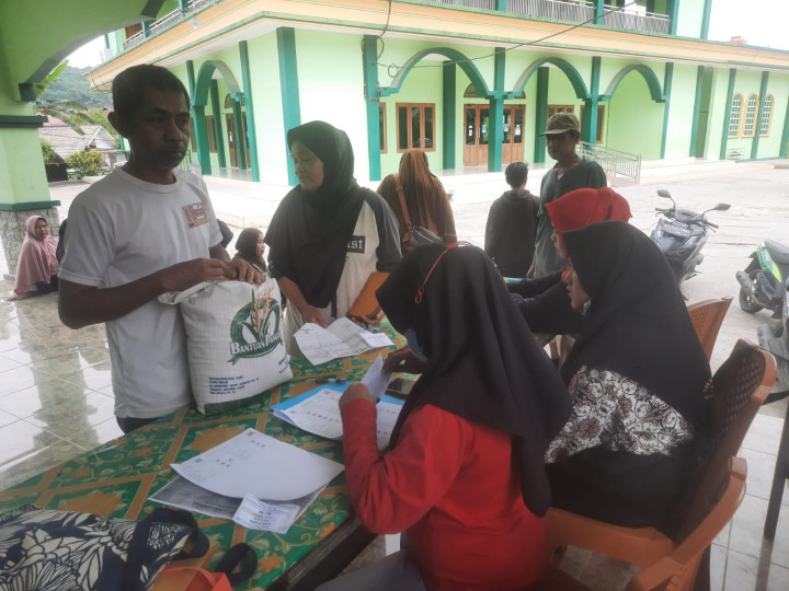 Pembagian Beras Bulog Sebanyak 511 Karung kepada warga yang kurang mampu
