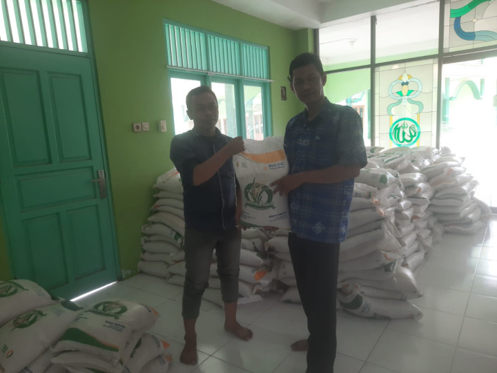 Pembagian Beras Bulog Sebanyak 511 Karung kepada warga yang kurang mampu
