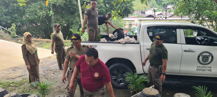 Pendistribusian Pot dan Tanaman ke Tim Adipura Kecamatan Sambutan (Senin, 8 Januari 2024)