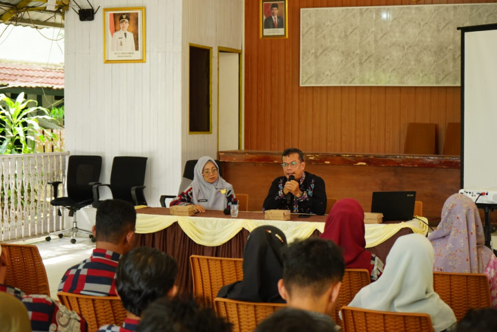 Rapat Koordinasi Tentang Kedisiplinan Pegawai Non ASN dilingkungan Kelurahan dan Kecamatan Sambutan yang dipimpin oleh Bapak Sekretaris Camat Sambutan dan Ibu Kepala Sub Bagian Umum dan Kepegawaian Kecamatan Sambutan (Kamis, 18 Januari 2024)