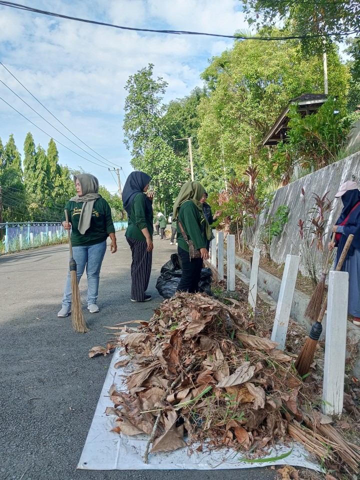 Gotong Royong Membersihkan Lingkungan Kecamatan Sambutan (Jum'at, 1 Maret 2024)