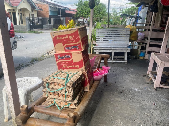 Penyerahan Bantuan Sembako untuk korban kebakaran di RT. 15 Kelurahan Sungai Kapih (Selasa, 12 Maret 2024)