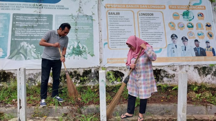 Gotong Royong Aparat Kecamatan Sambutan di Komplek Perkantoran Kecamatan Sambutan (Jum'at, 7 Juni 2024)