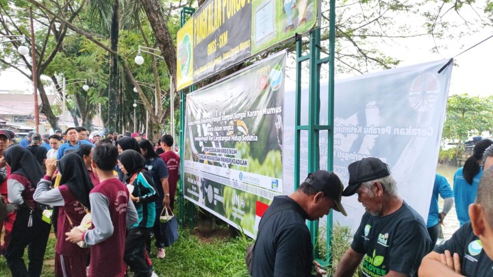 Gerakan Perahu Ketinting Pungut Sampah Sungai Karang Mumus dalam rangka Hari Lingkungan Hidup di sepanjang Sungai Karang Mumus (Jum'at, 14 Juni 2024)