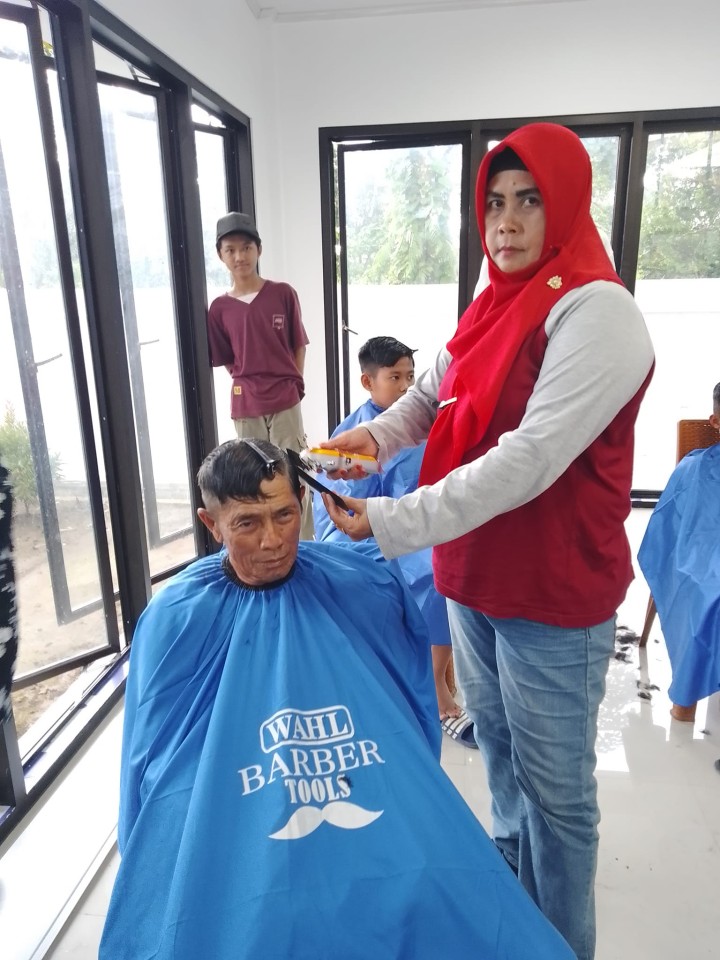 Pelatihan Hidroponik dan Barbershop