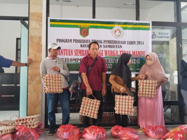 Pembagian Sembako dan Pelatihan pembuatan makanan khas Kaltim program Probebaya bidang Pemberdayaan