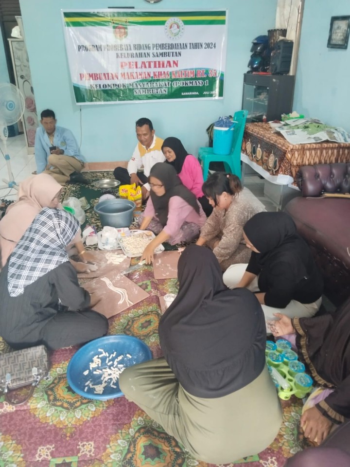 Pembagian Sembako dan Pelatihan pembuatan makanan khas Kaltim program Probebaya bidang Pemberdayaan