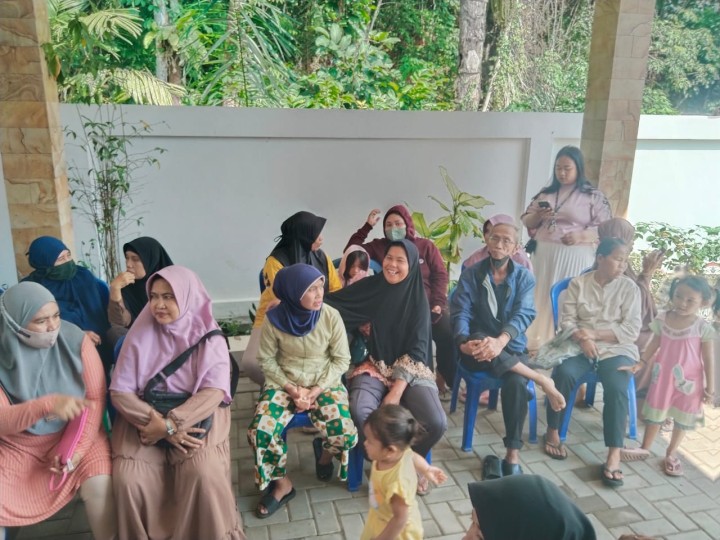 Pembagian Sembako dan Pelatihan pembuatan makanan khas Kaltim program Probebaya bidang Pemberdayaan