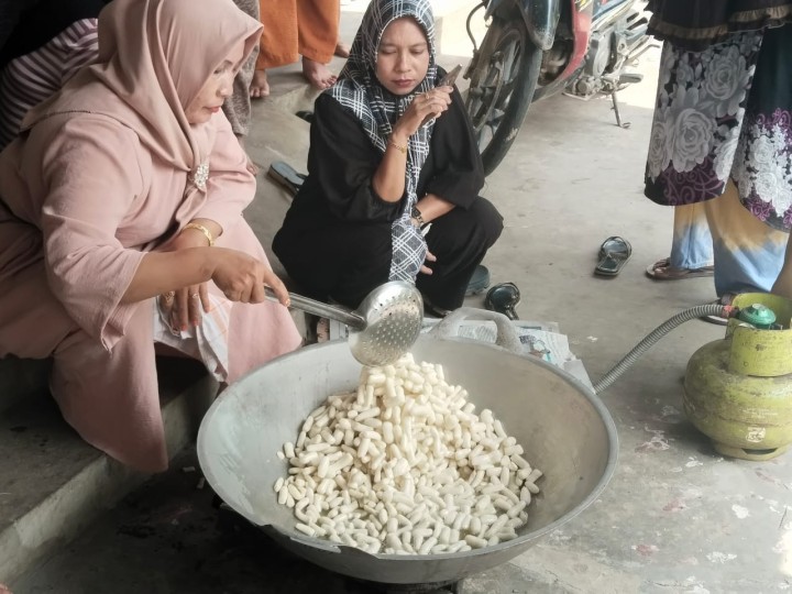 Pembagian Sembako dan Pelatihan pembuatan makanan khas Kaltim program Probebaya bidang Pemberdayaan
