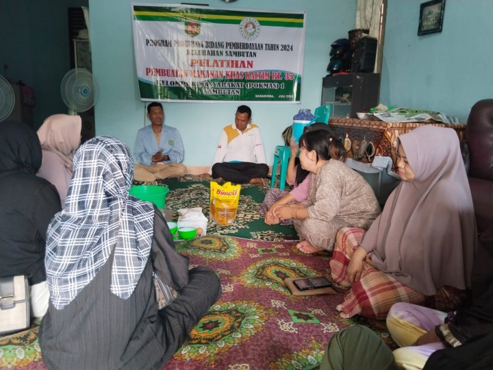 Pembagian Sembako dan Pelatihan pembuatan makanan khas Kaltim program Probebaya bidang Pemberdayaan