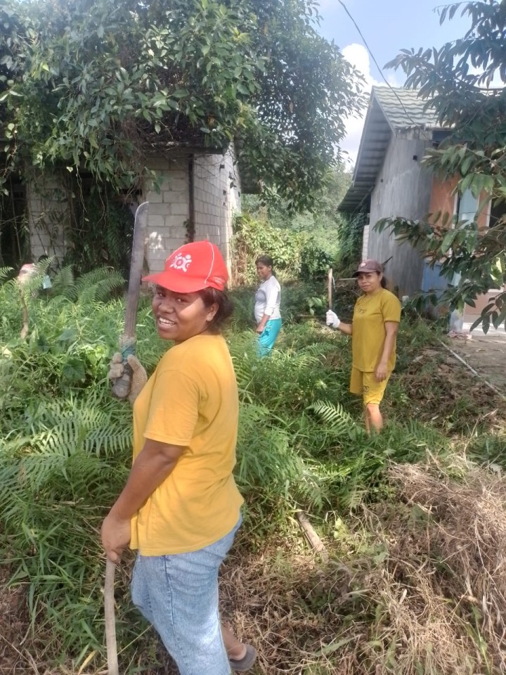 GOTONG ROYONG DAN PENANAMAN POHON BUAH DAN TANAMAN LAINNYA DI RT. 08 KELURAHAN PULAU ATAS (MINGGU, 28 JULI 2024)