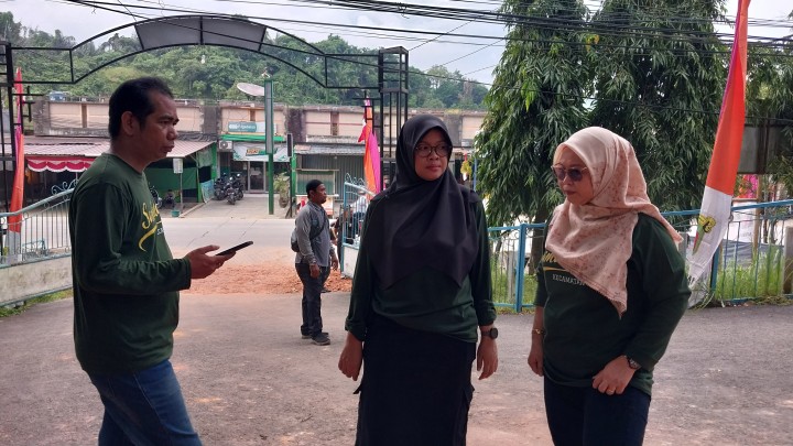 GOTONG ROYONG, PENANAMAN BIBIT POHON DAN PEMASANGAN UMBUL-UMBUL DALAM RANGKA MENYAMBUT HUT RI KE-70 TAHUN 2024 DILINGKUNGAN KANTOR KECAMATAN SAMBUTAN (JUM'AT, 2 AGUSTUS 2024)