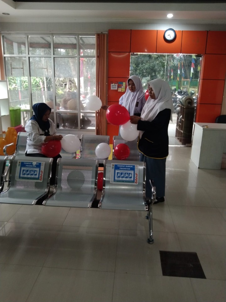 AKSI KEBERSIHAN LINGKUNGAN KERJA DI KANTOR KECAMATAN SAMBUTAN (SENIN, 5 AGUSTUS 2024)