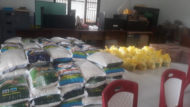 PEMBAGIAN PAKET SEMBAKO BAGI WARGA YANG TIDAK MAMPU DI KELURAHAN SINDANG SARI (KAMIS, 8 AGUSTUS 2024)
