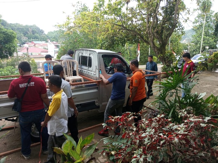 GOTONG ROYONG MEMBUAT HIASAN MOBIL DALAM RANGKA PAWAI HUT RI KE-79 TINGKAT KOTA SAMARINDA (JUM'AT, 16 AGUSTUS 2024)