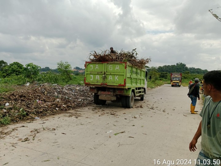 MONITORING PEMBERSIHAN SAMPAH BERSAMA DLH DI JL. KAPTEN SOEDJONO KELURAHAN SUNGAI KAPIH (JUM'AT, 16 AGUSTUS 2024)
