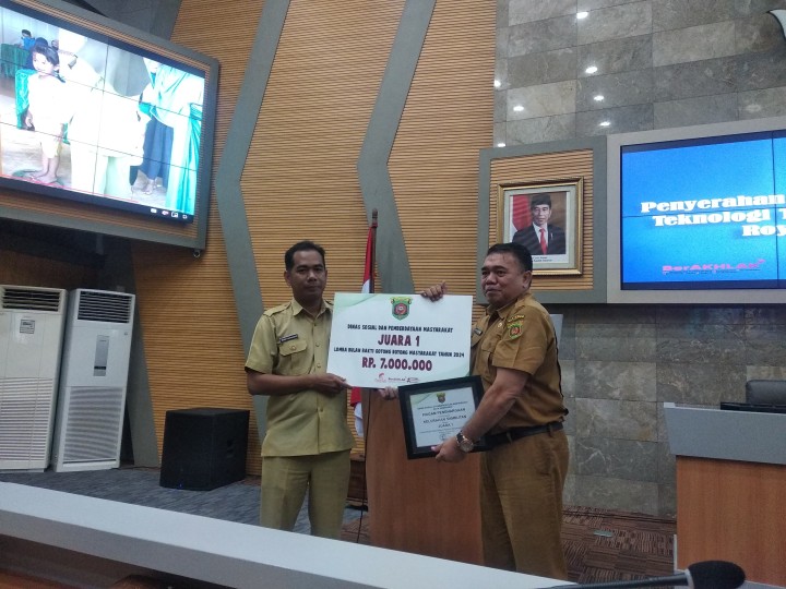 PENYERAHAN HADIAH KEGIATAN EVALUASI KELURAHAN, TEKNOLOGI TEPAT GUNA DAN BULAN BAKTI GOTONG ROYONG MASYARAKAT TAHUN 2024 SERTA SOSIALISASI KEGIATAN PADA BIDANG PEMBERDAYAAN MASYARAKAT DI DINAS SOSIAL (SELASA, 20 AGUSTUS 2024)