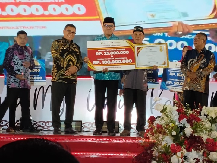 Acara Penganugerahan Probebaya Award 2025 yang dilaksanakan Bagian Tapem bertempat di Plenary Hall Convention Hall Sempaja