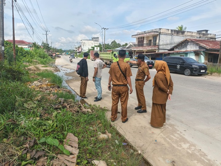 Mendampingi Dinas PUPR Kota meninjau titik banjir