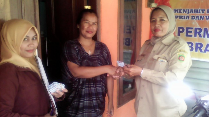 Pembagian E-KTP Ke Warga