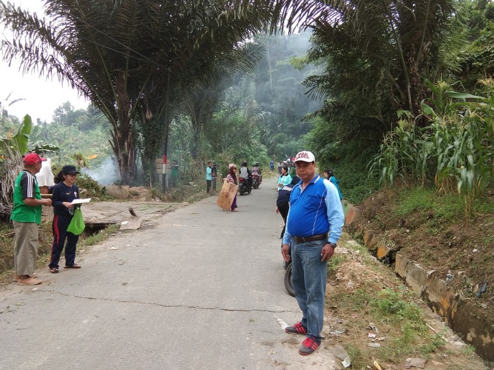 Kerja Bakti Di RT.18  Kelurahan Selili Menyambut HUT Kemerdekaan RI