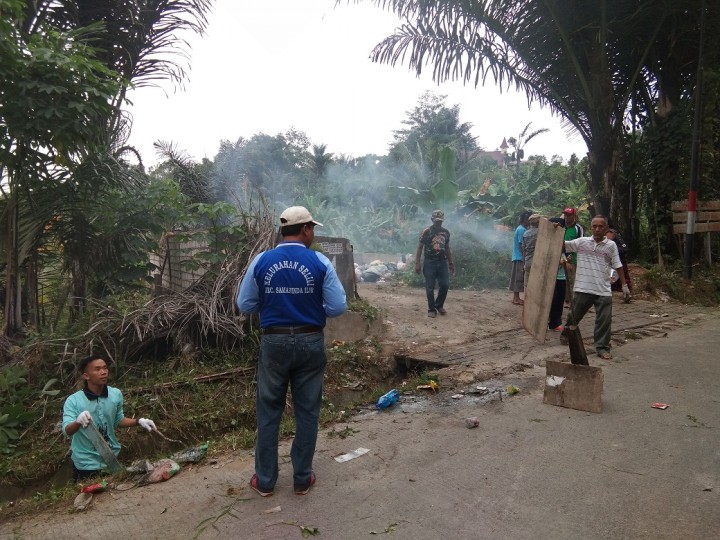Kerja Bakti Di RT.18  Kelurahan Selili Menyambut HUT Kemerdekaan RI