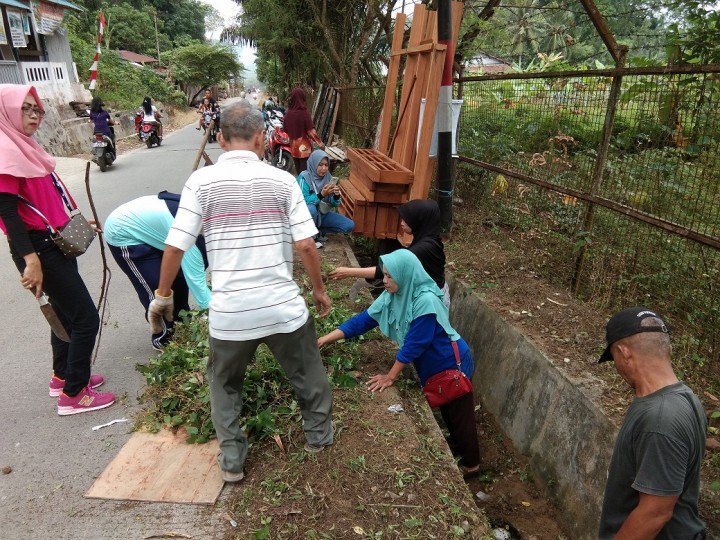 Kerja Bakti Di RT.18  Kelurahan Selili Menyambut HUT Kemerdekaan RI