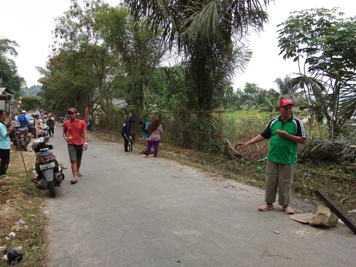 Kerja Bakti Di RT.18  Kelurahan Selili Menyambut HUT Kemerdekaan RI