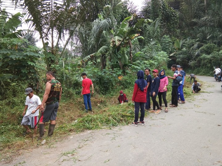 Kerja Bakti Di RT.18  Kelurahan Selili Menyambut HUT Kemerdekaan RI